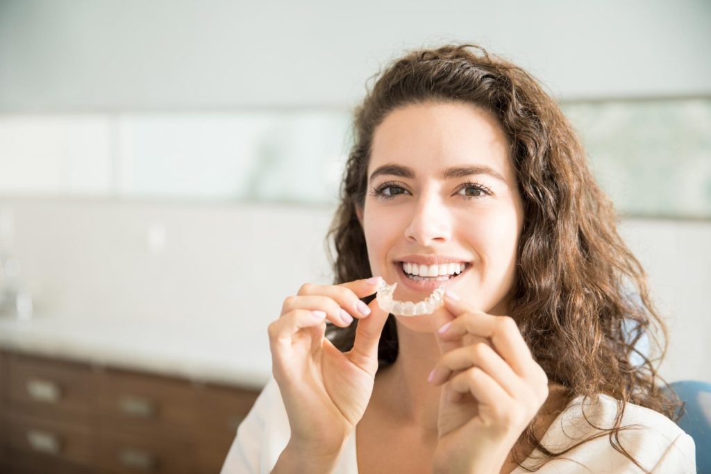 retrato de mujer hermosa mostrando un retenedor dental
