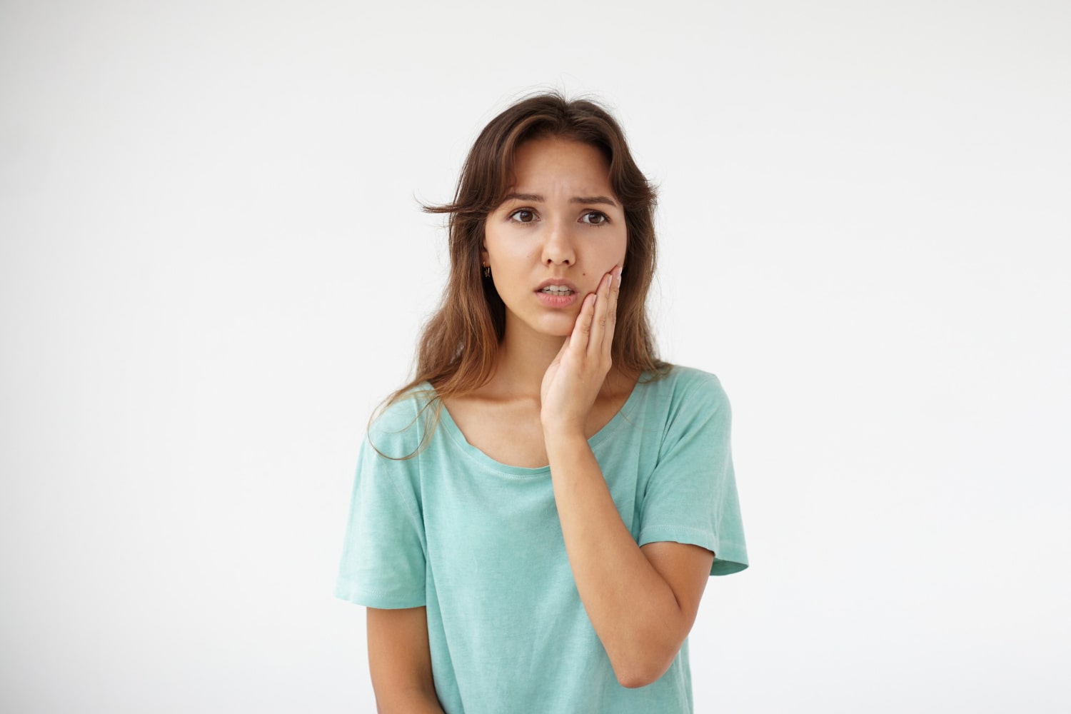 expressive young woman posing thinking if can wisdom teeth fall out naturally