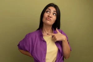 Ansiosa mujer bonita morena pensando que es mejor una endodoncia vs extraccion dental