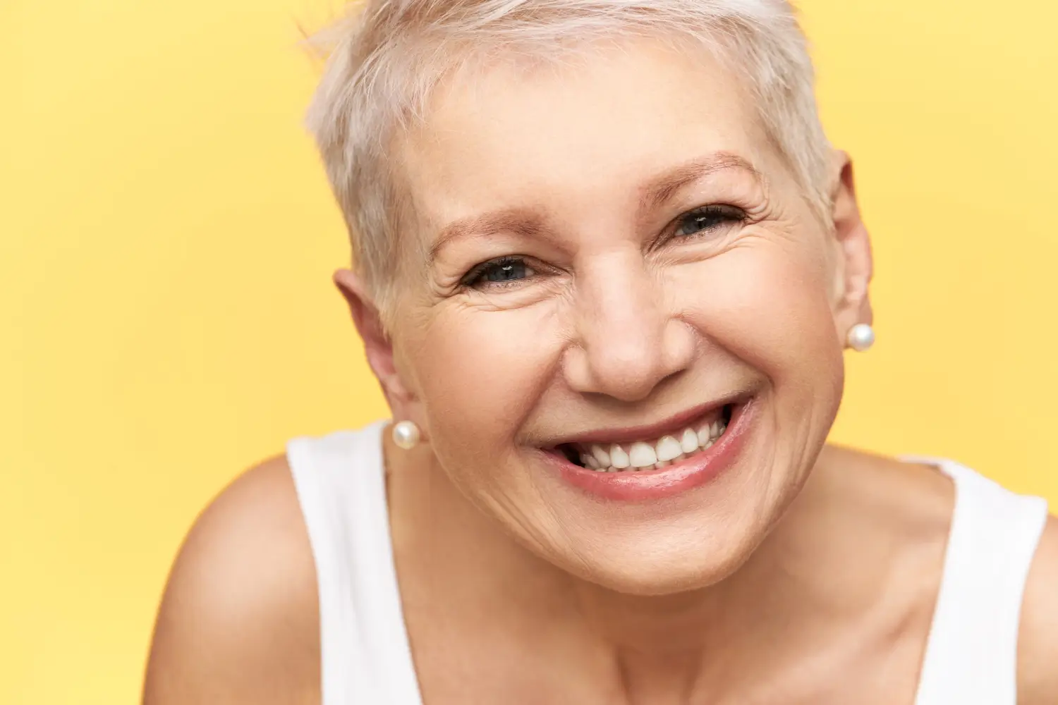 Portrait-of-good-looking-cheerful-middle-aged-woman-smiling-to-the-camera