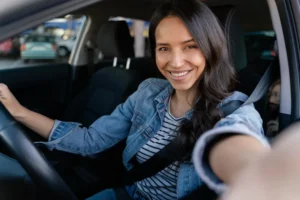 Mujer morena tomando un selfie en su coche