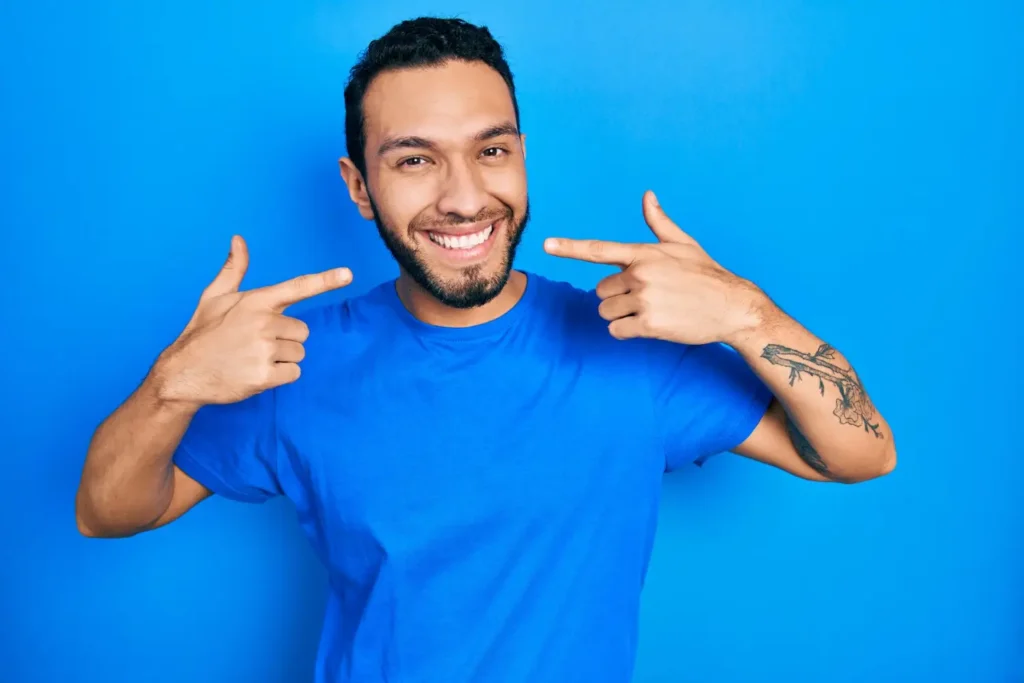 hombre-hispano-con-barba-con-camiseta-azul-casual-sonriendo