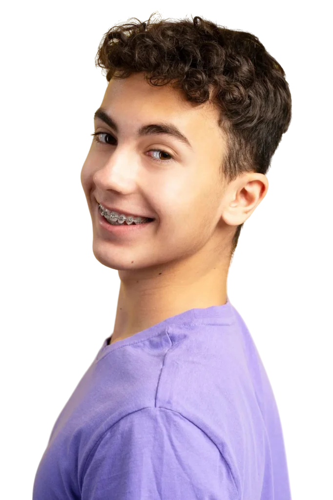 retrato-apuesto-adolescente-sonriente-aparatos-dentales-camiseta-informal-color-purpura