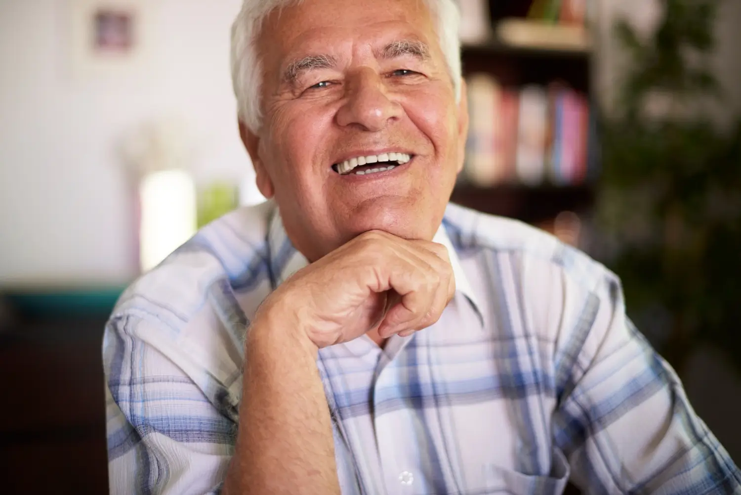 Portrait-of-cheerful-grandfather-in-the-sitting-room